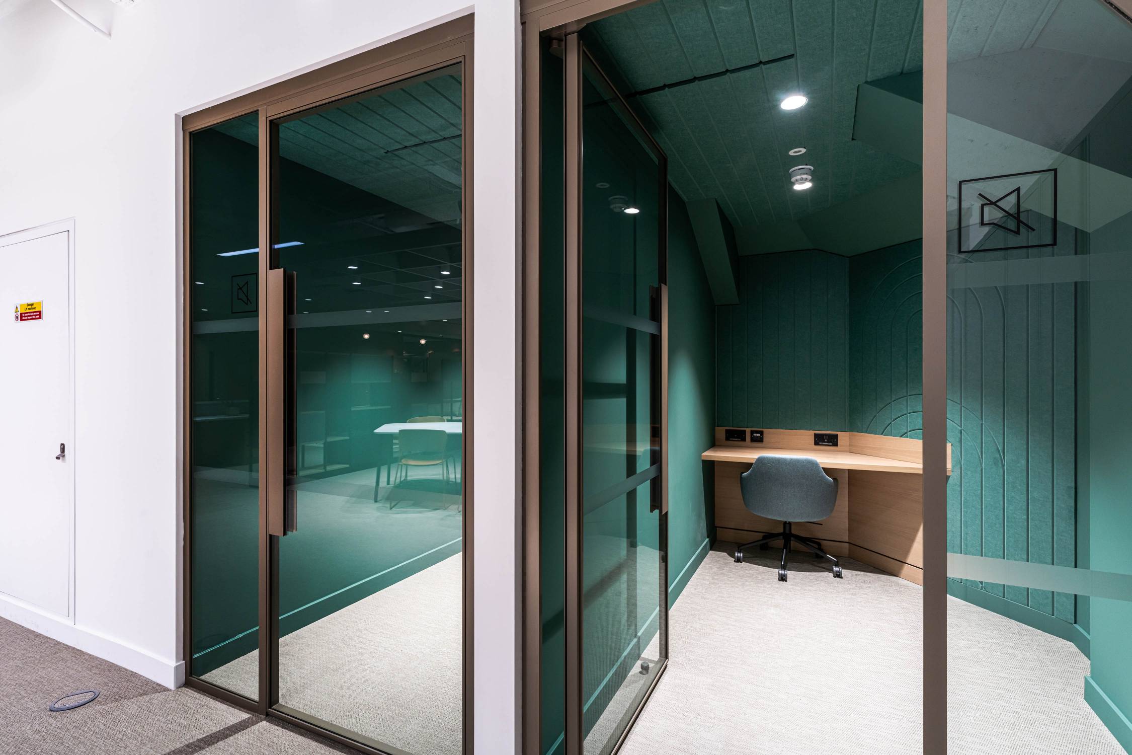 Hogan Framed Pivoting Single/Double Glazed Acoustic Pivoting Glass Door - Pivoting Door