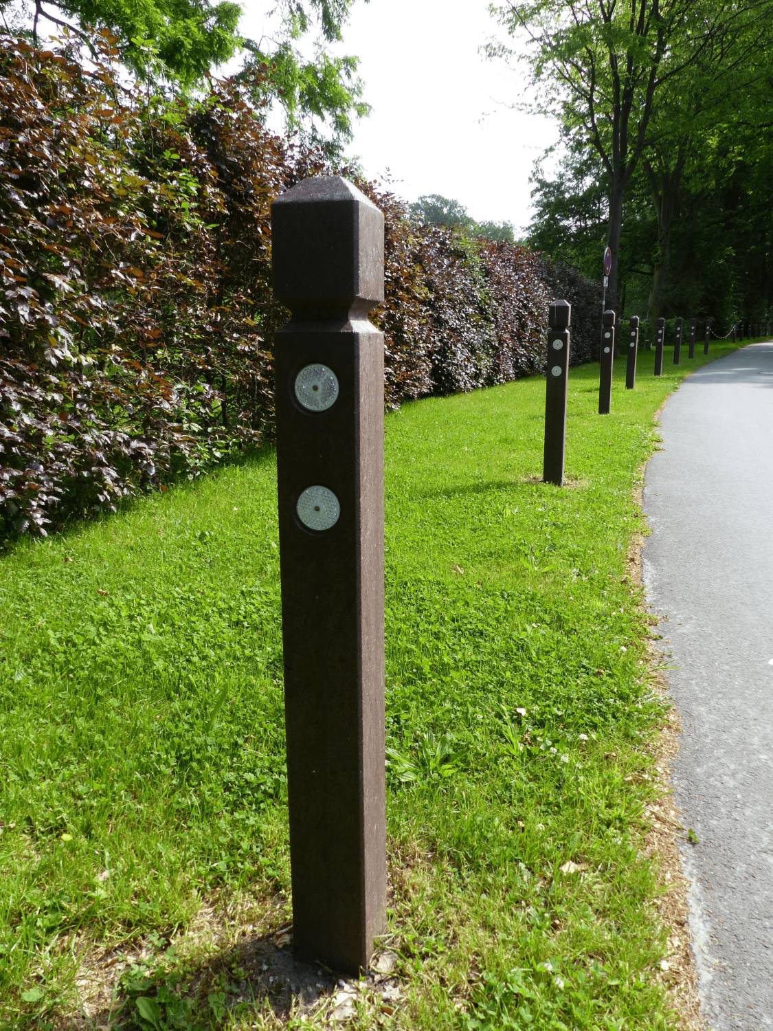 hanit Pyramid Head Bollard - Recycled Plastic Bollard with Reflectors