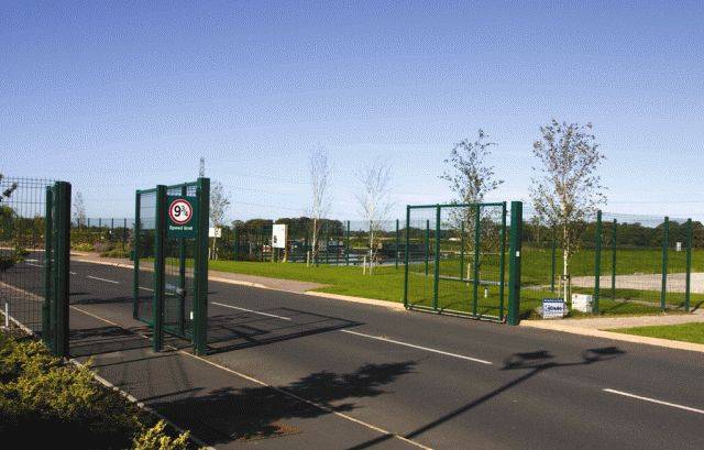 Lockmaster SR2 with infill options -&nbsp;Double leaf - Carbon steel gate - Swing gate 