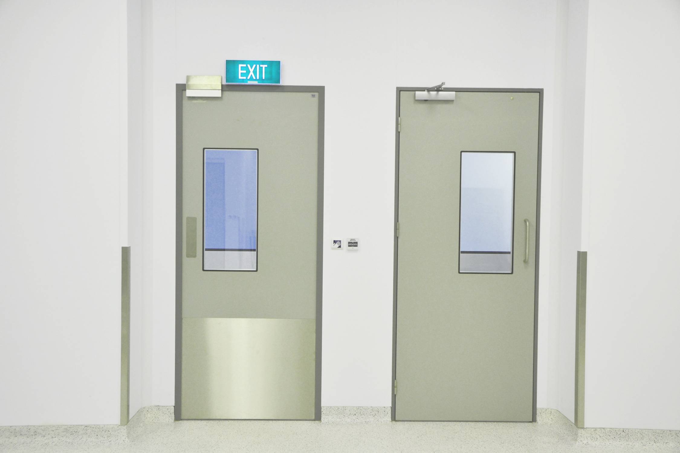 Cleanroom doors