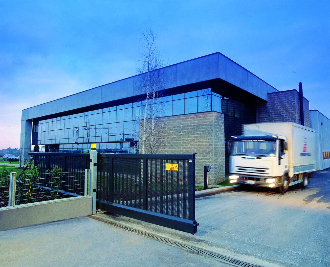 Automatic Sliding Cantilevered Industrial Car Park Gate - HAG