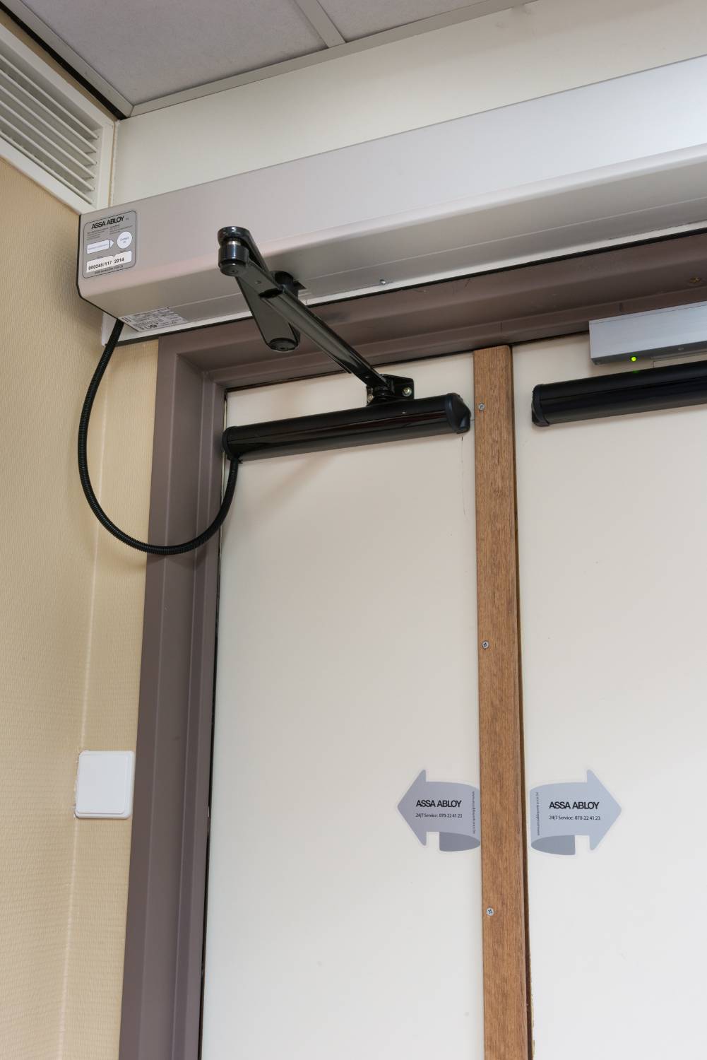 Automatic Swing Door Opener - ASSA ABLOY SW100 Light Duty | FAAC ...