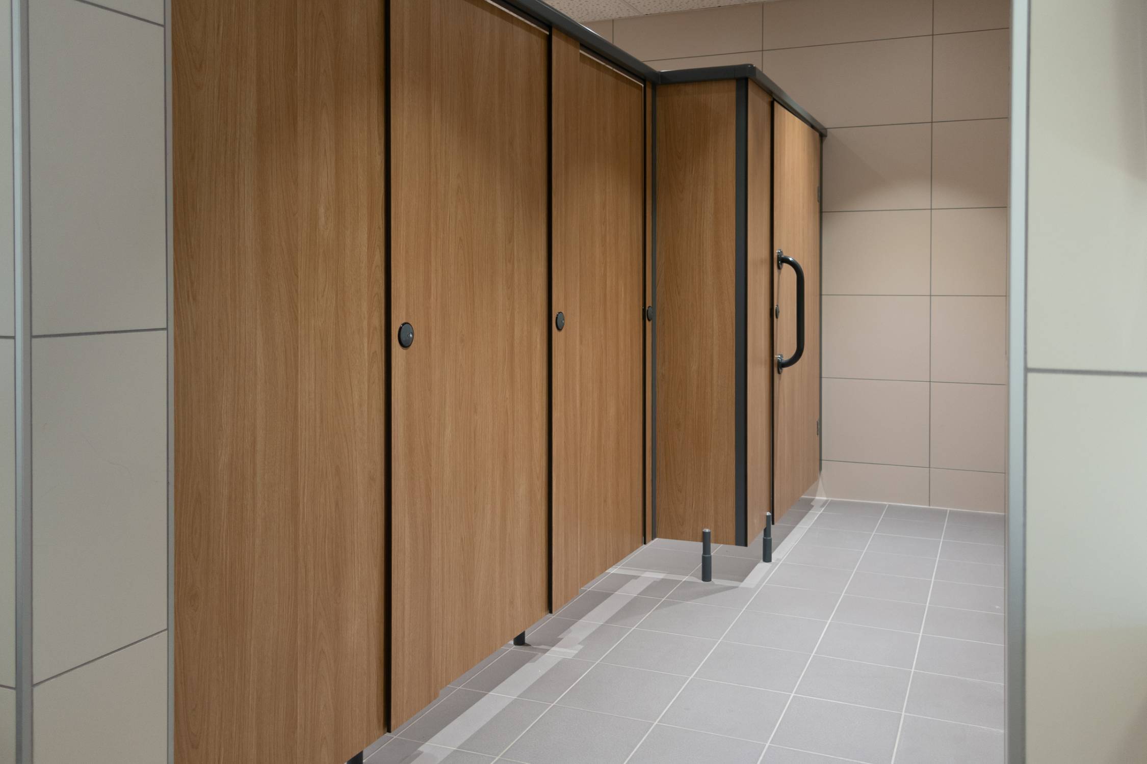 Floating Front Line Cubicles 