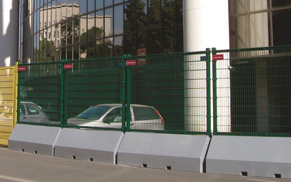 Publifor Half Unit Angled - Metal Mesh Fence Panel