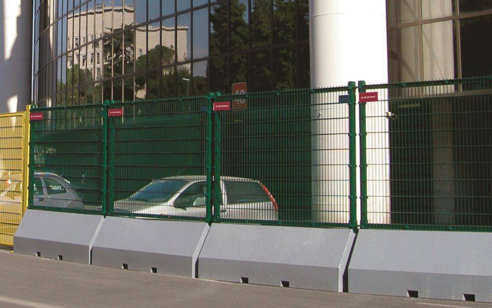 Publifor Half Unit Angled&nbsp;- Metal Mesh Fence Panel