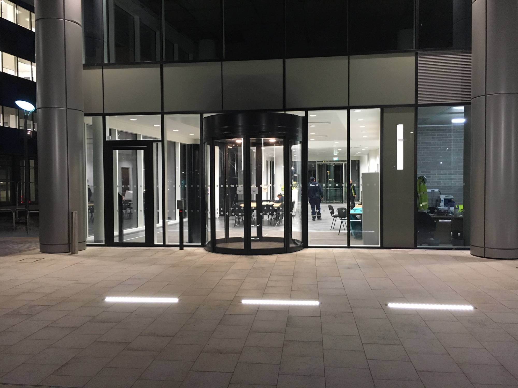 Automatic Sliding Door - ASSA ABLOY SL530 CMD Curved and Circular - Circular Sliding Door