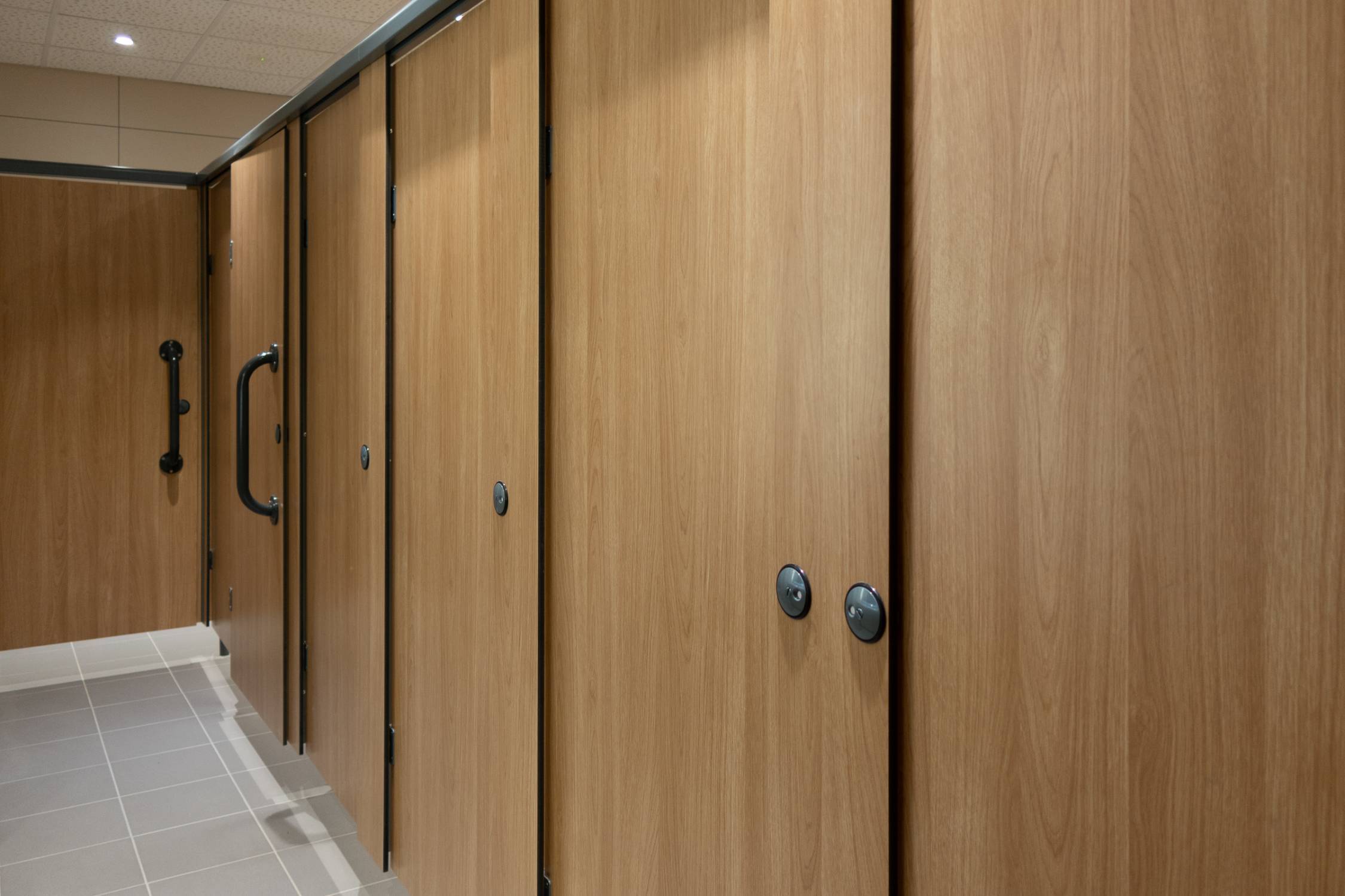 Floating Front Line Cubicles 
