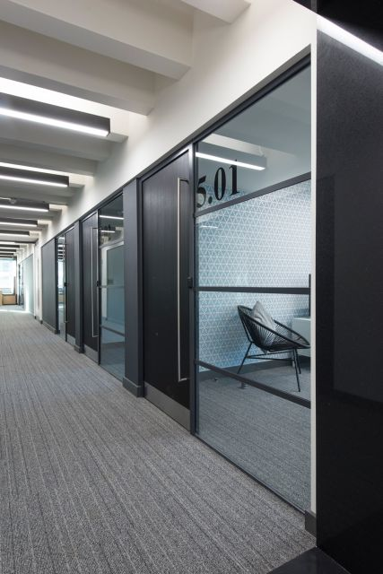 Komfort Kross Glaze Frameless Partition