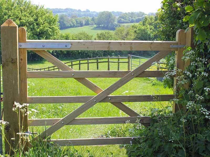 Uni Gates - Timber entrance gate