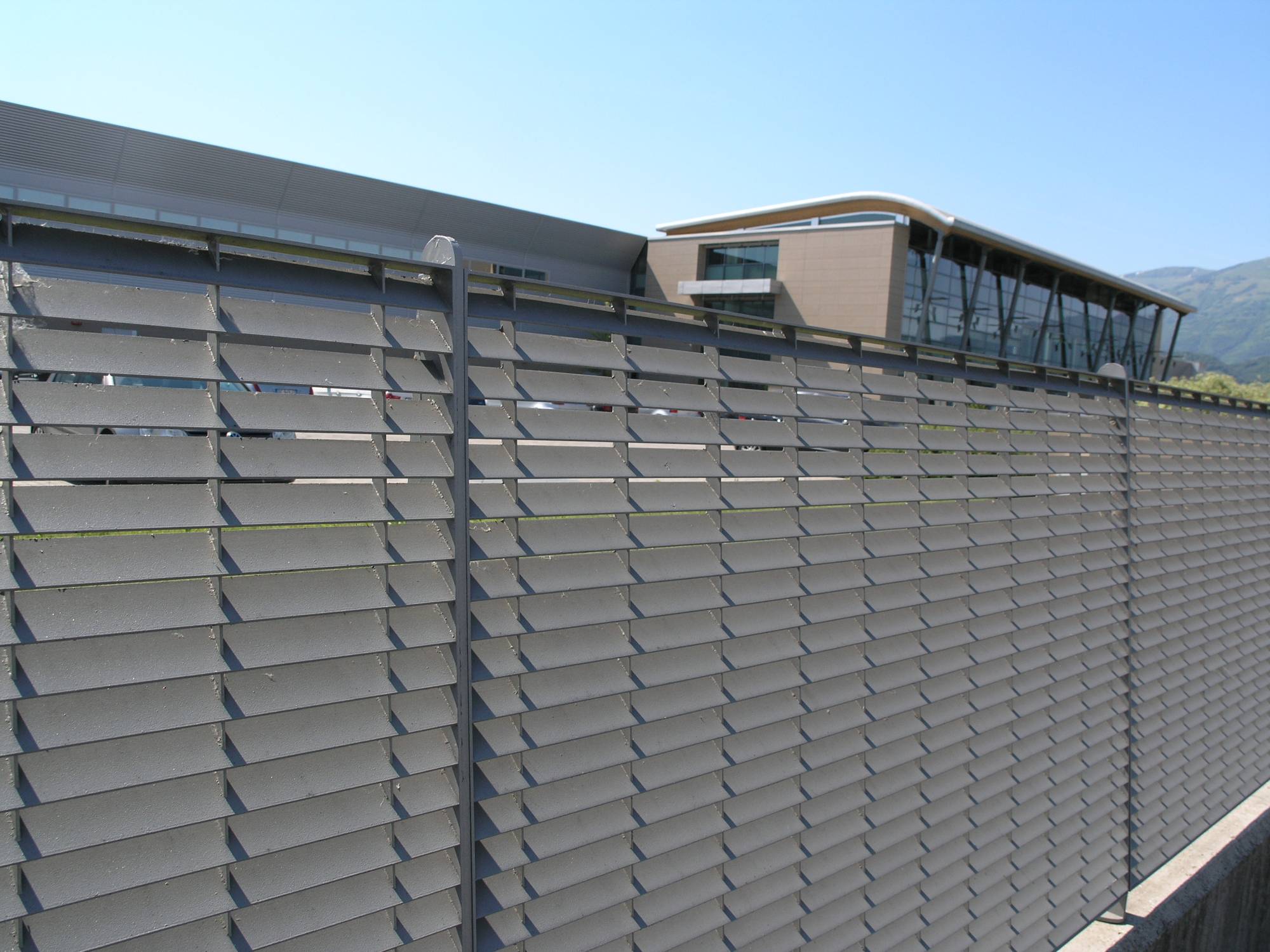 DeltaWing Fencing - Steel louvre privacy barrier fence