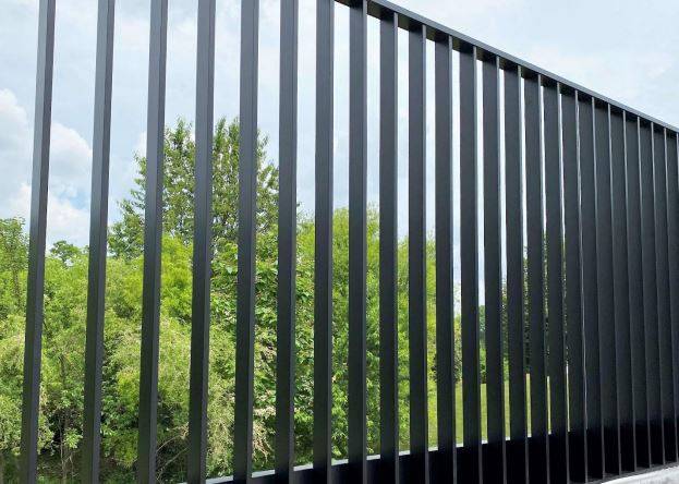 Apex™ Vertical Picket Railing System