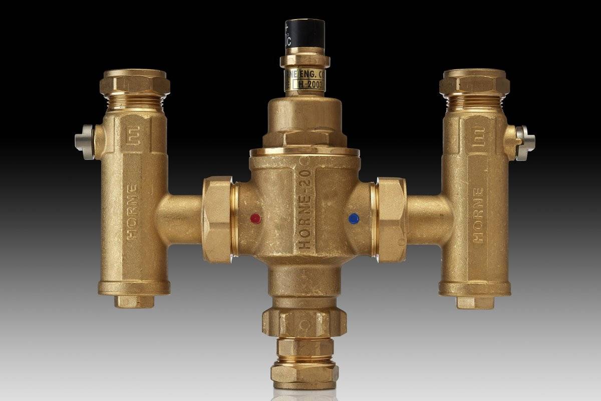Thermostatic Mixing Valve with Isolating Valves 