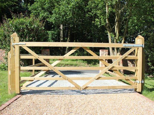 Uni Gates - Timber entrance gate