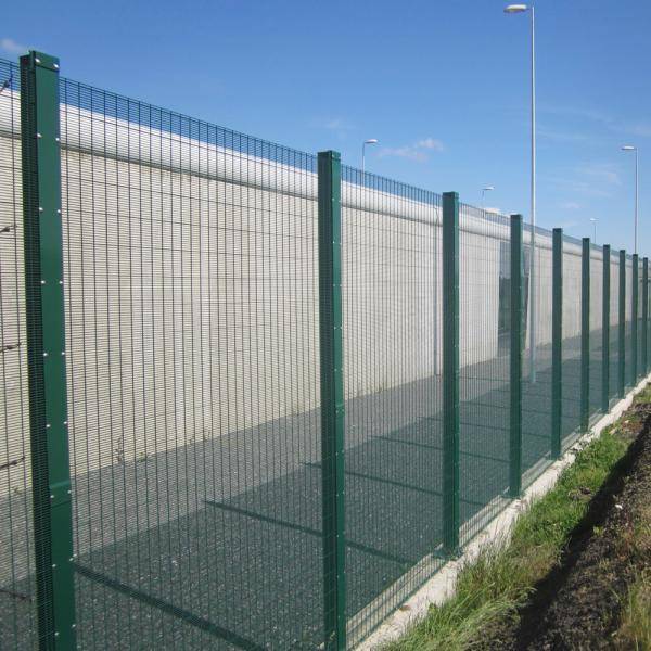 Securifor 2D + Securifor Post With Spider Clamps On Footplate - Metal mesh fence panel