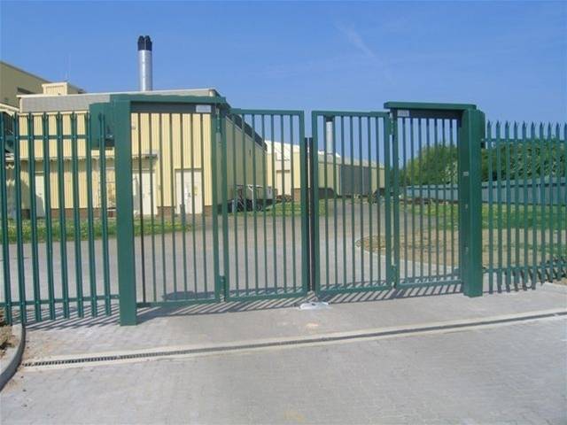 Bi-Fold Gates