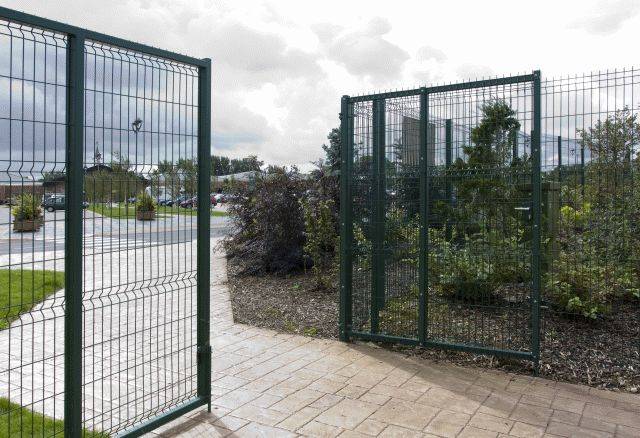 Lockmaster – With infill options for systems above single leaf gate - Carbon steel gate - Swing gate 