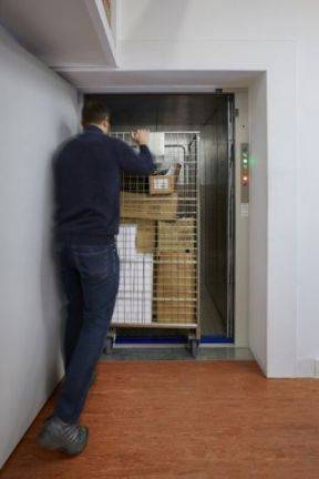 Stannah Trolleylift 250-500 kg floor level service lift 