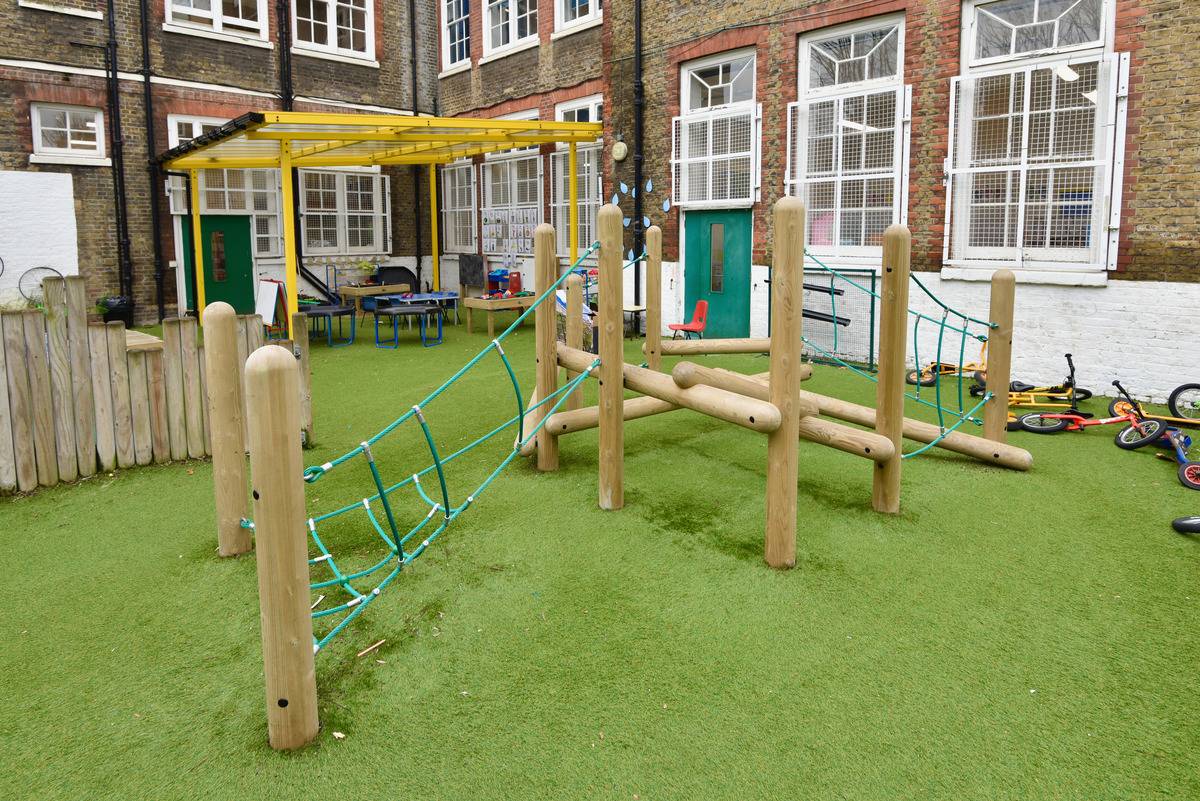 Walnut Tree Walk Primary School, London | Broxap Street Furniture | NBS ...