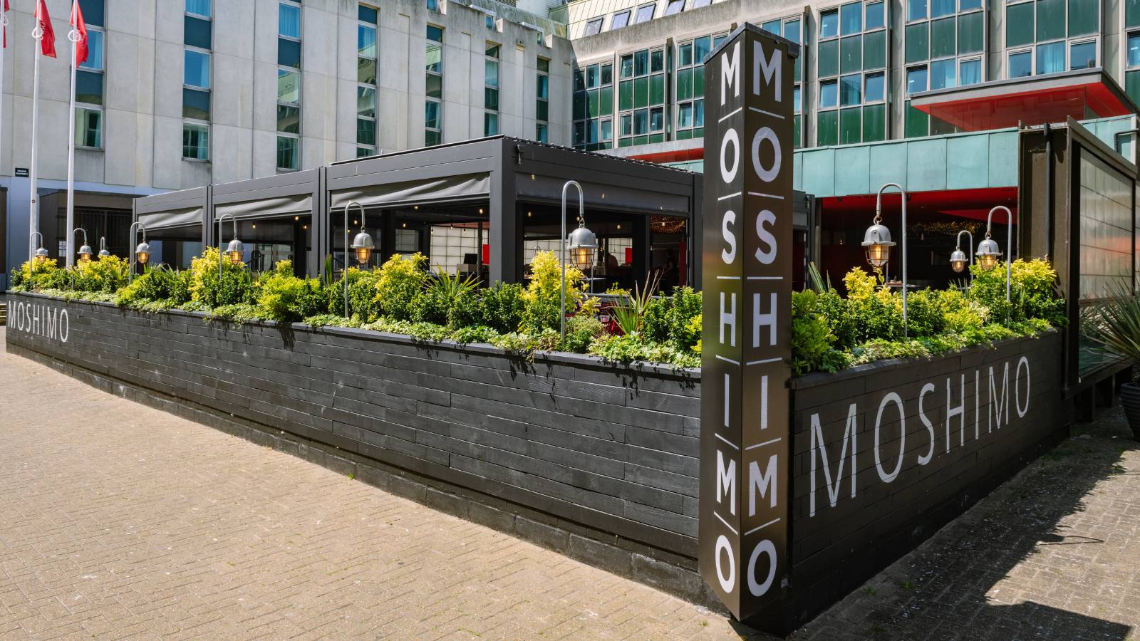 Restaurant seating and planters - Moshimo Brighton | NBS Source
