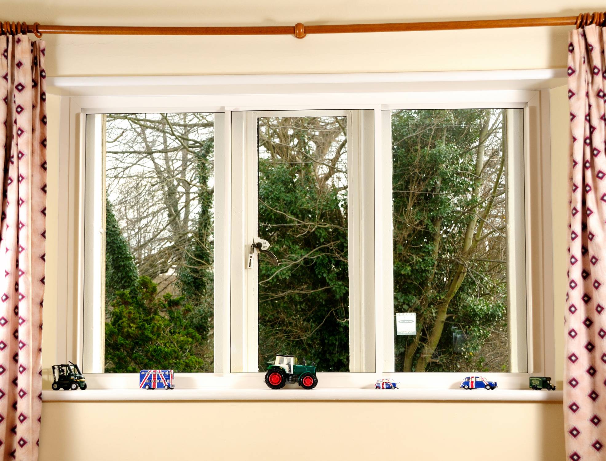 Series 10 Slimline Horizontal Sliding 3 Pane Centre