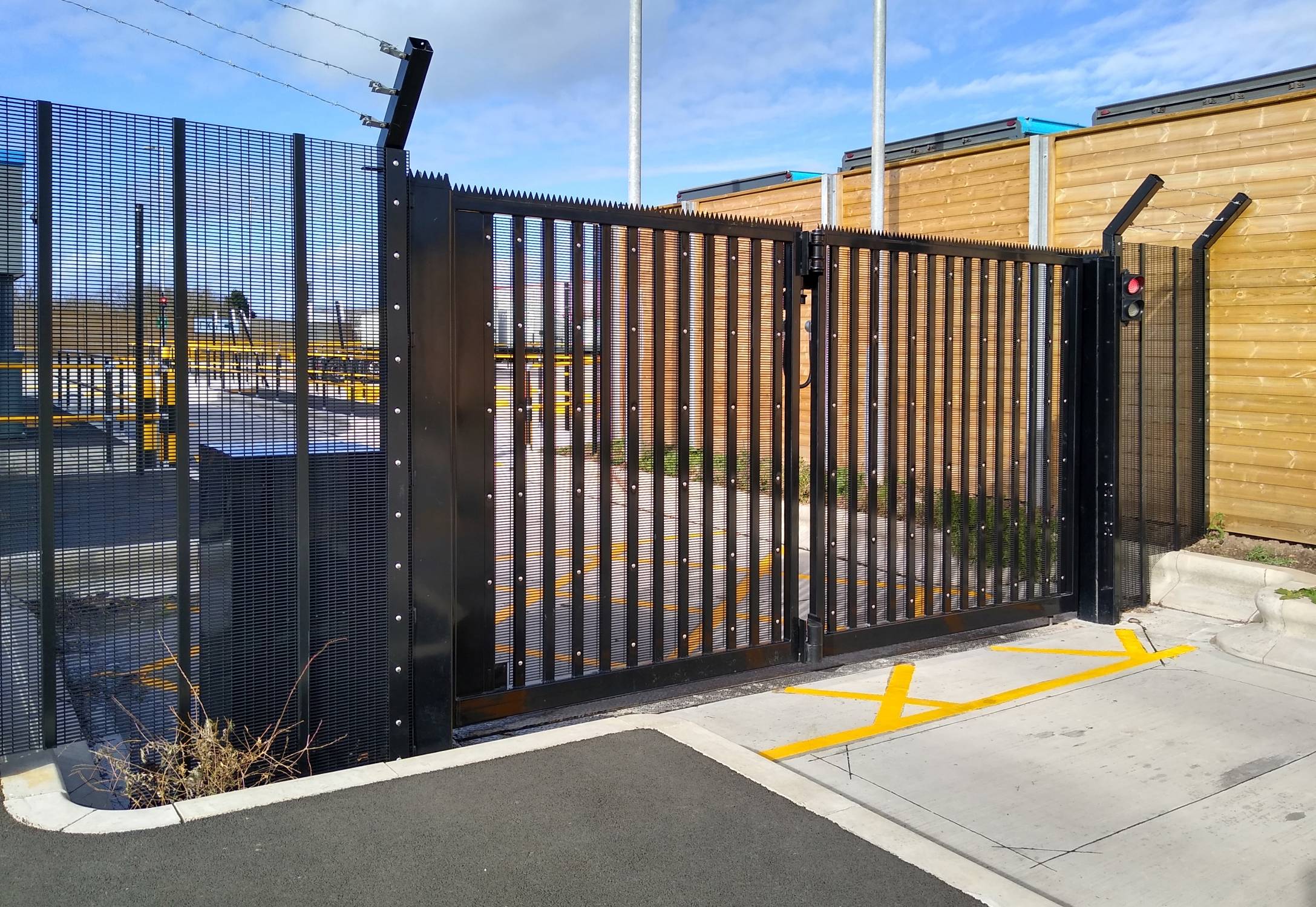 Bi-folding Speed Gates (Single Leaf up to 5 m) Dutyman Actuator - Single Leaf Bi-fold Gate