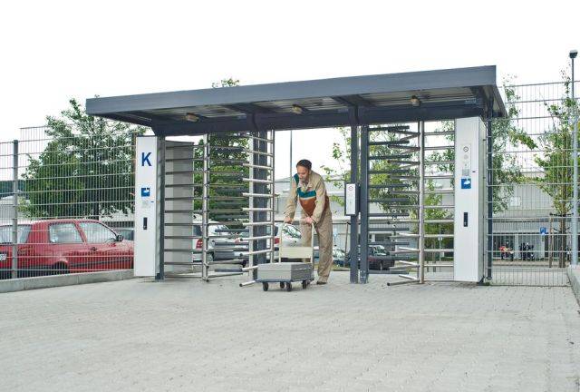 Kentaur Full-Height Gate - Outdoor Barrier-free Access
