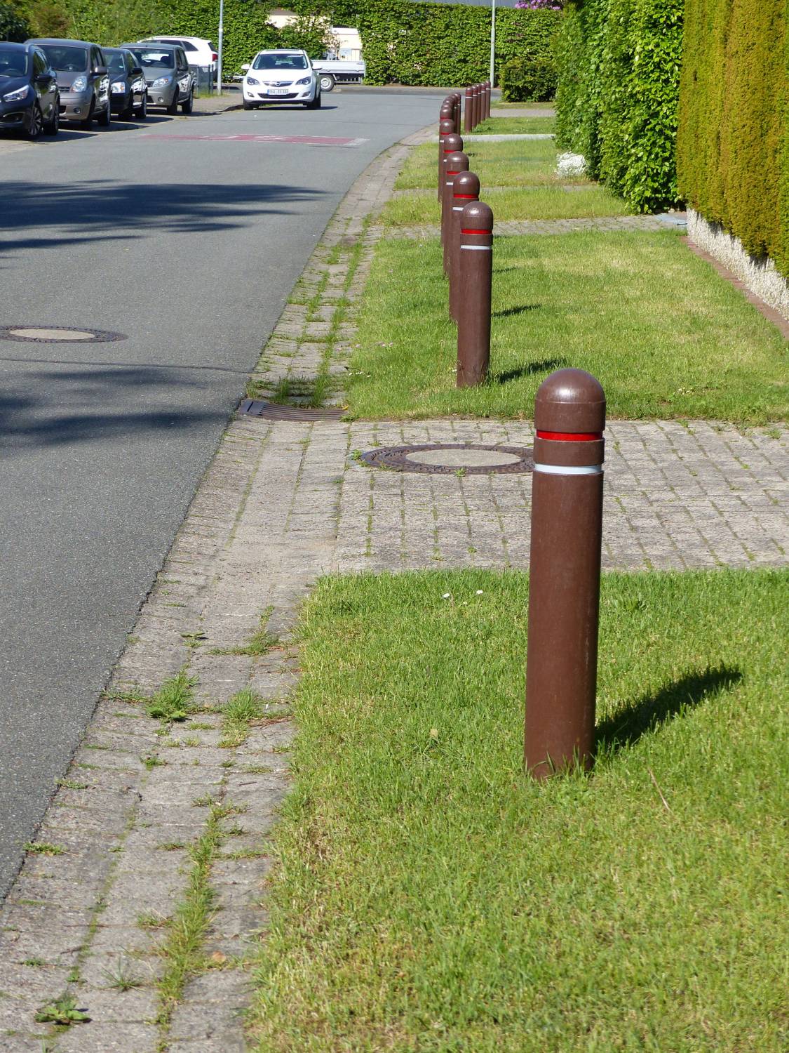 hanit Spherical Head Bollard - Recycled Plastic Bollard with Reflectors
