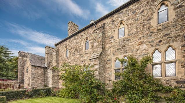 Beautiful Abbey sensitively preserved with EB20 steel windows