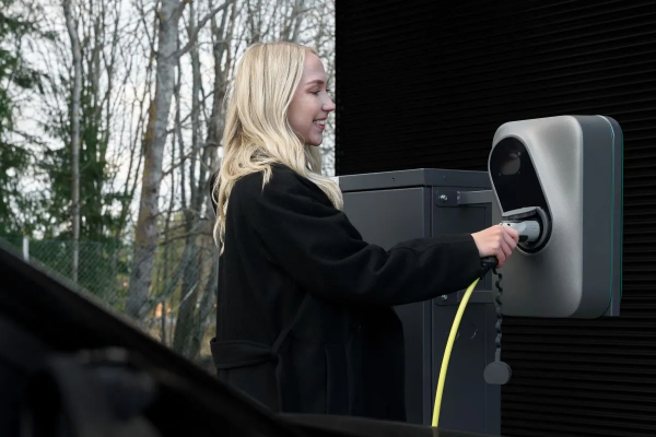 Etrel INCH Pro – Älykäs ja monipuolinen sähköautojen latausratkaisu erilaisille pysäköintipaikoille