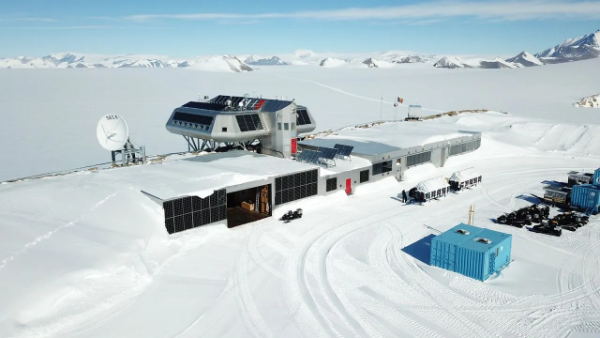 Extrema väderförhållanden - Taklucka för Polarstation Princess Elisabeth
