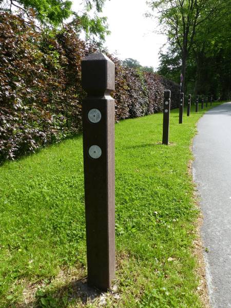 hanit Pyramid Head Bollard - Recycled Plastic Bollard with Reflectors