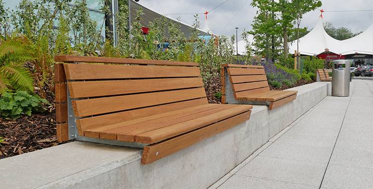 Wall-top seating for retail outlet expansion