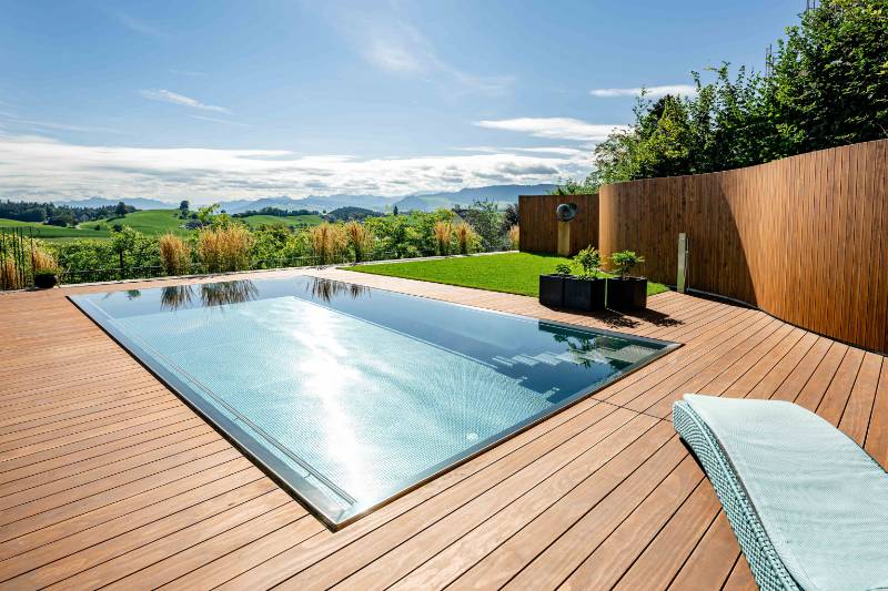 Elegant Accoya Decking at the Poolside