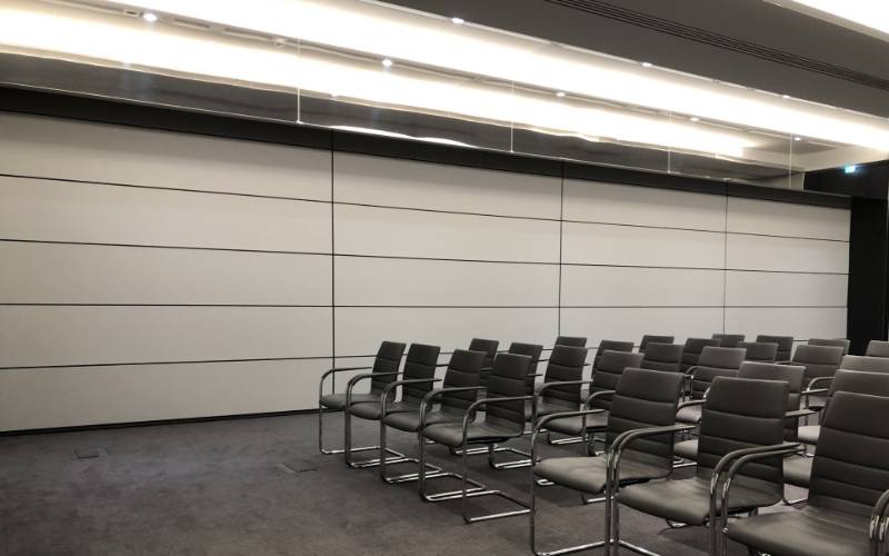 Skyfold fully automatic vertical rising Acoustic moveable wall 
Schroders Utilises Skyfold by Style for Sustainable Office Development