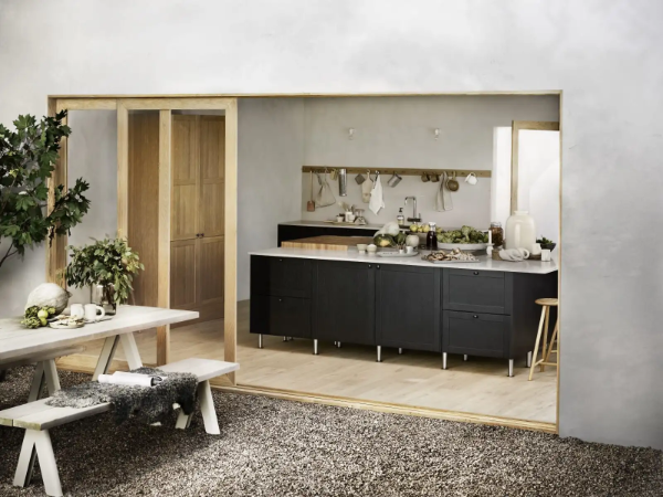 Fittings and fitted furniture