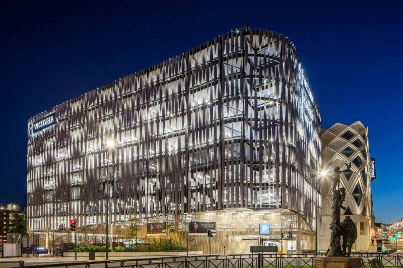 Architectural Fin Façade System | Twisted | Vector®