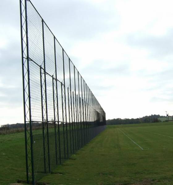 Continuous mesh fencing systems