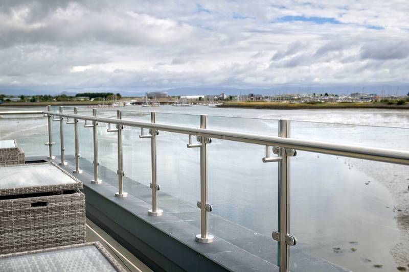 Q-line stainless steel baluster railing adds to waterfront entertainment venue