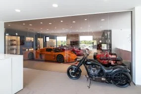 Byggandet av Ferrari och Maseratis bilhus