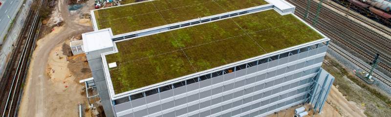 Extensive green roof on multi-storey car park Hornschuchpromenade in Fürth, Germany