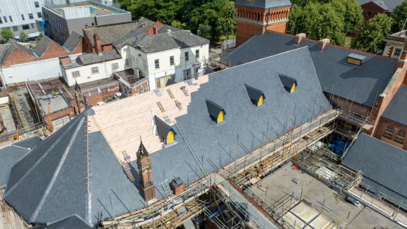 PREMIUM GOLD BATTEN SUPPORTS TOWN HALL ROOF