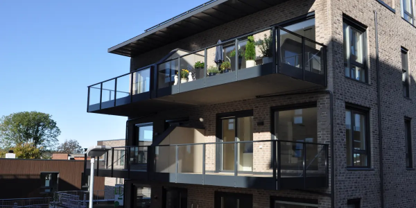 Glassrekkverk med sertifisert kvalitet. Tidløst design. Lang levetid.