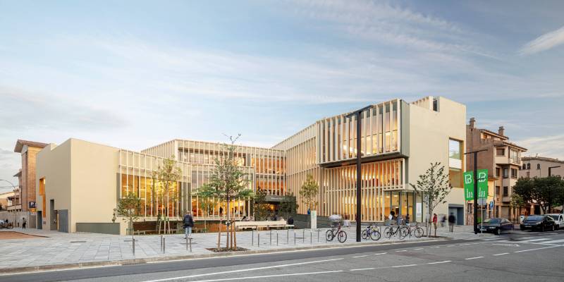 Double Accoya Façade at Pilarín Bayés Library