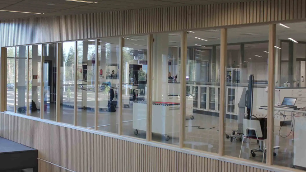 Erikoisseinät - Kiinteä paloikkuna EI30 pystyprofiiliton