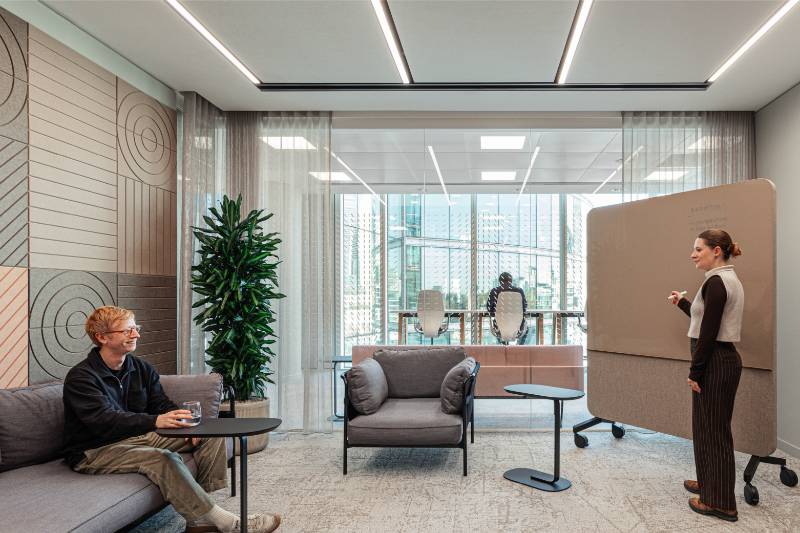 Crafting a modern workplace for EY’s London Hub with Acoufelt’s bespoke Fracture panels