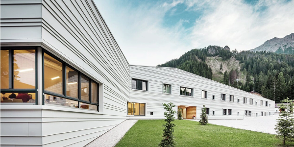 Forsvarsanlegg kledd i moderne, hvit aluminium: Kasernen «Tempesti»