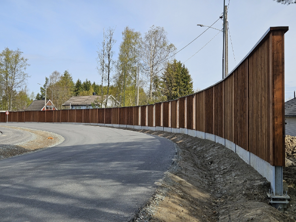 Støyskjerm levert i Tretjerndalsveien, Frogner