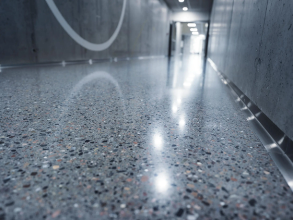 11000 m2 Husqvarna Superfloor™ Platinum betongonggolv i mässhall