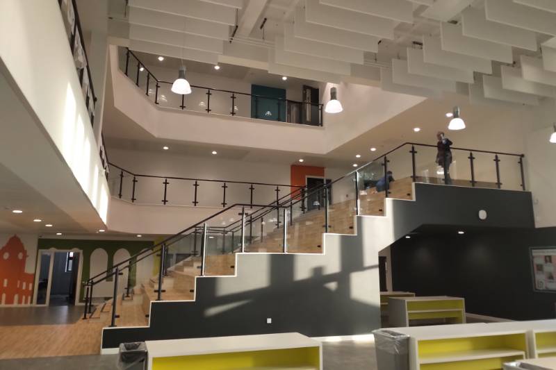 Orbis OS211 and OS200 Balustrades Create Impactful Stair at Pencoedtre High School