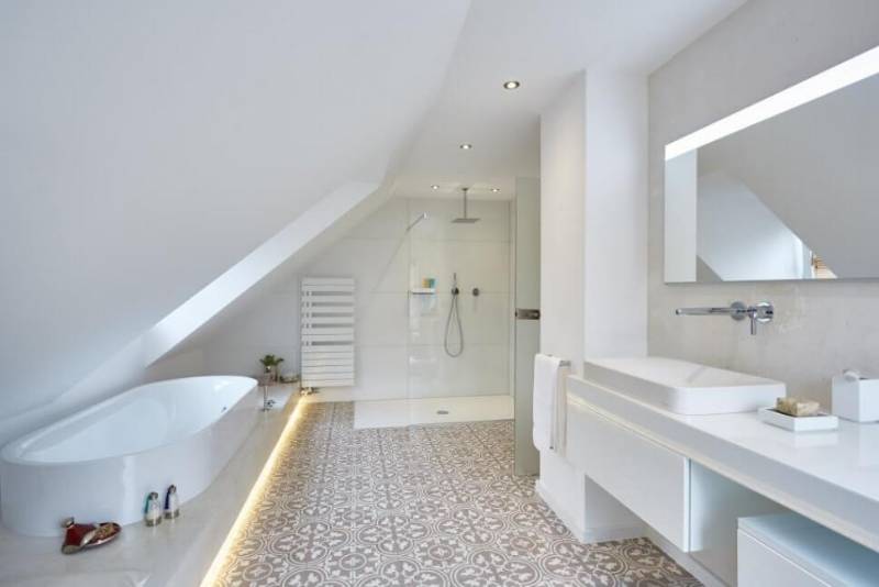 A MODERN BATHROOM RENOVATION WITH ORIENTAL INFLUENCES